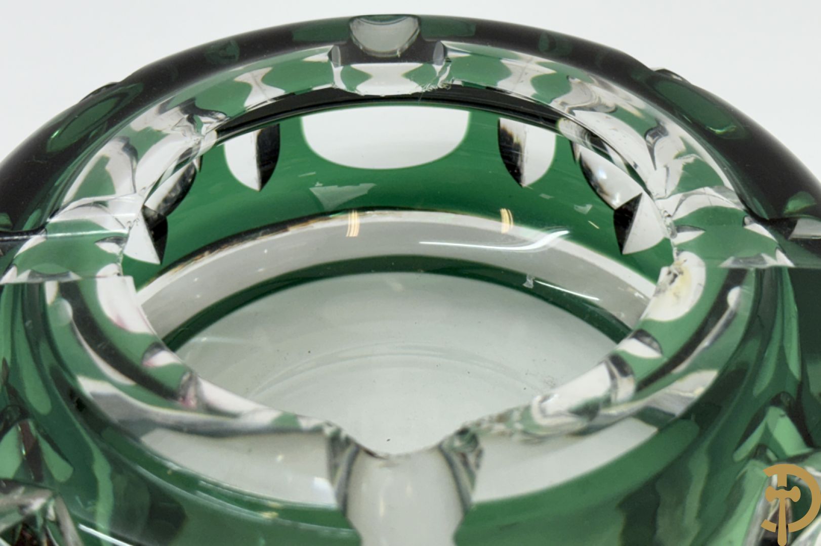 Vier kristallen karaffen w.o. 1 Saint Louis + schenkkan in Boheems kristal + vaas + getorste gekleurde Val-Saint-Lambert vaas + groen gekleurde asbak Val-Saint-Lambert