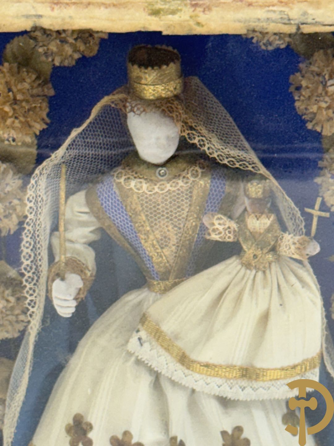 Voorstelling van Madonna met kind, deels verguld, deels geaquarelleerd - in ovale lijst + Voorstelling van Madonna met kind in textielwerk in ovale lijst + Madonna met kind in glazen kastje+ 2 kleine ovale medaillons in pijpaarde