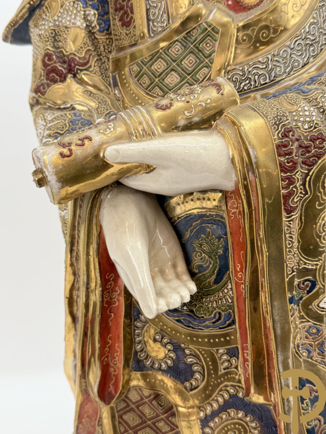 Grote staande Kwan Yin in Japans Satsumat porselein