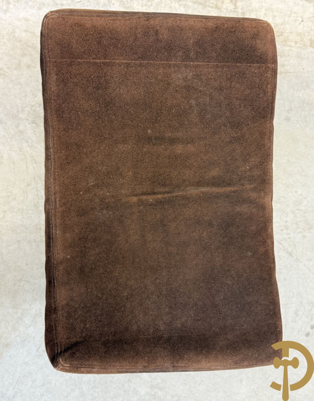 Wortelnotehouten sokkel, Mahay J.C. getekend + poef op koperen onderstel + 3 cigognetafels