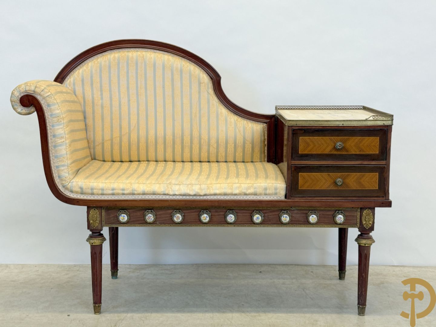 Banquette met ingebouwd bijzettafeltje bezet met porseleinen plakkettes op gecanneleerde poten