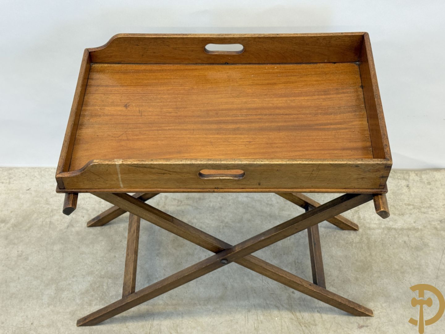 Engelse mahoniehouten butlertray op openklapbaar onderstel