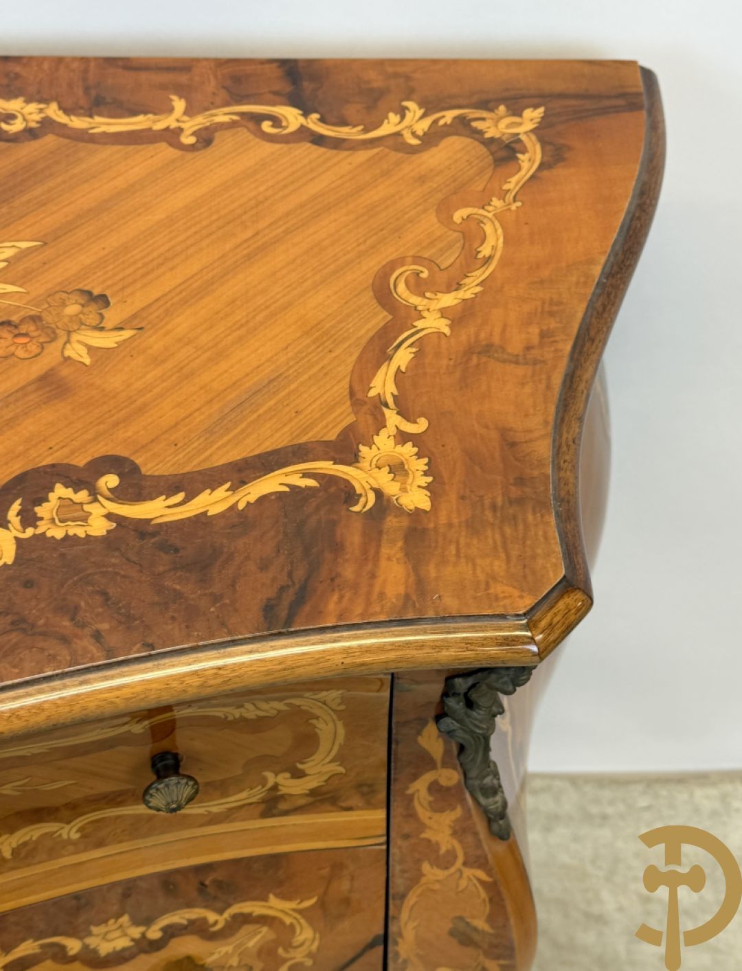 Gegalbeerde notelaren drieladencommode met bloemenmarquetterie