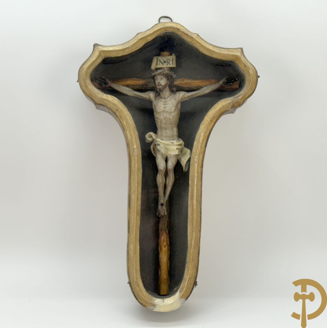Houtgesculpteerde en gepolychromeerde Christus aan het kruis in openklapbaar gespolychromeerd kastje