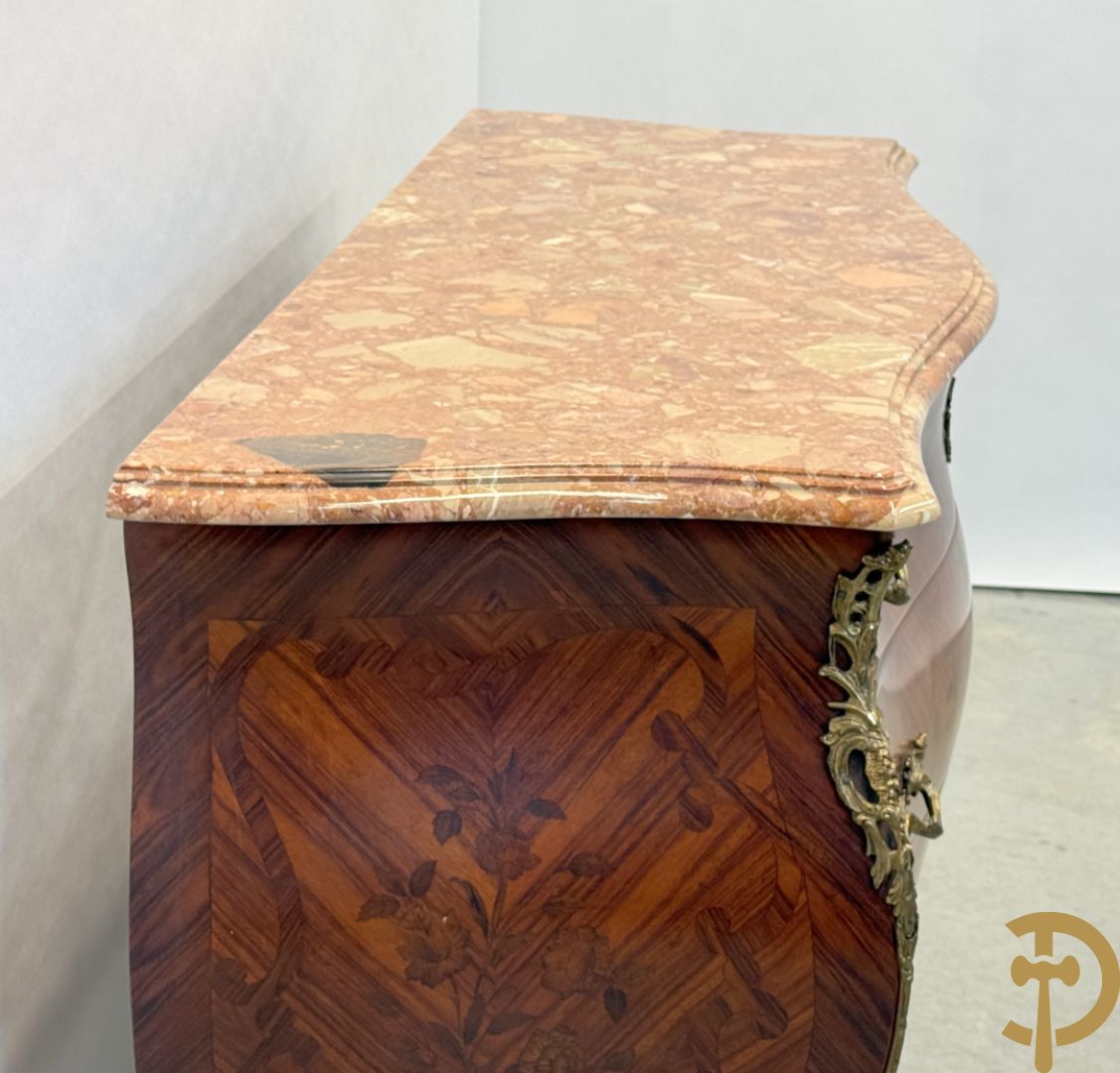 Notelaren gegalbeerde drieladencommode met bloemenmarquetterie en bezet met bronzen ornamenten, bovenaan met marmeren blad