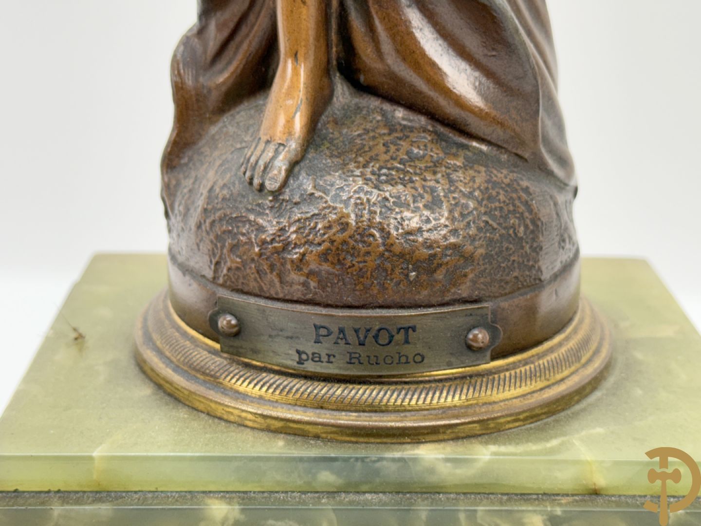 Driedelige zamak garnituur met dame Pavot met bloemen op uurwerk, Rucho getekend, geflankeerd door paar kandelaars