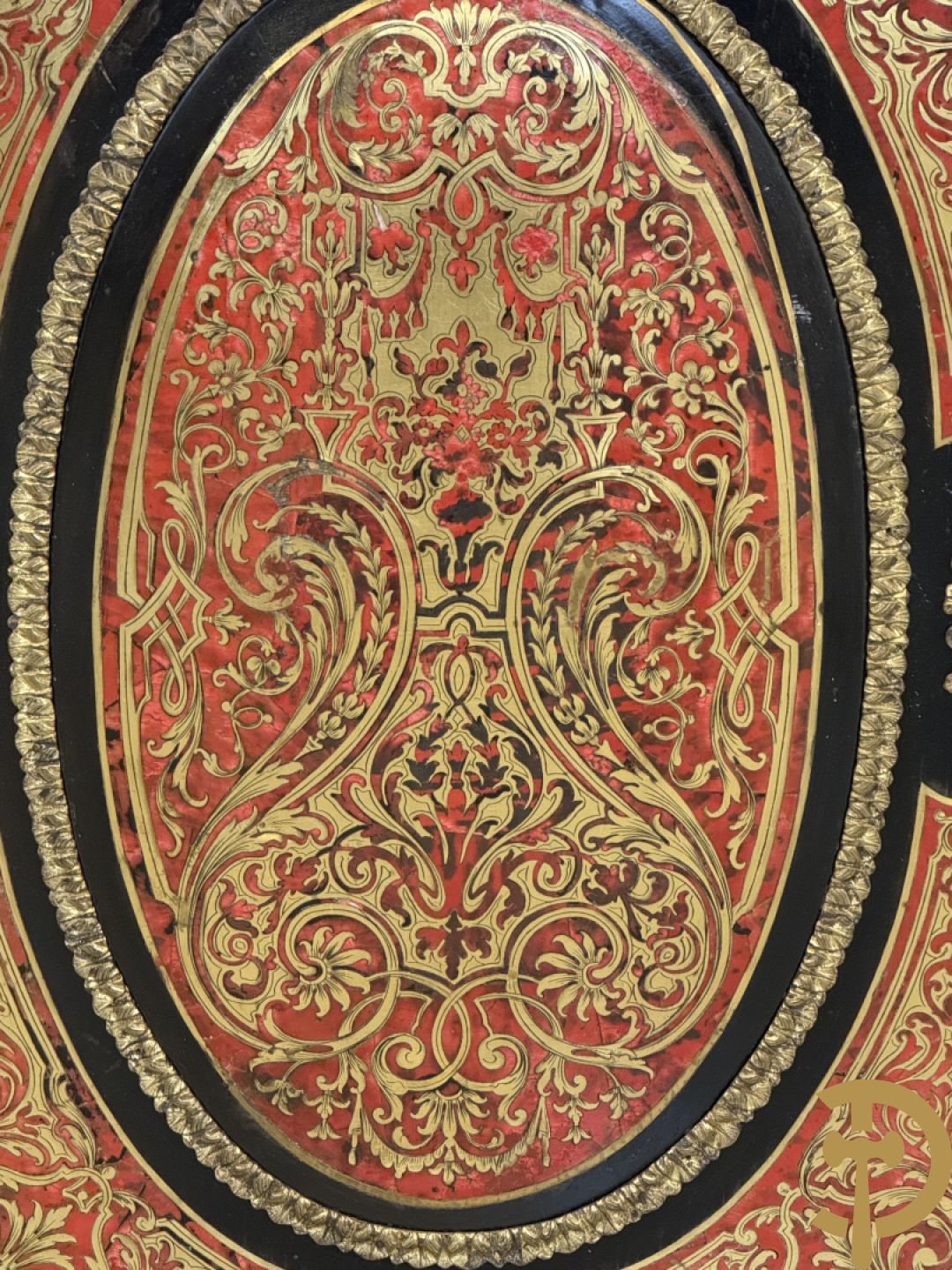 Napoleon III tweedeursdresse bezet met bronzen ornamenten van dameshoofden - paar ovale medaillons in de deuren, alles bezet met Boulle techniek - bovenaan met marmeren blad