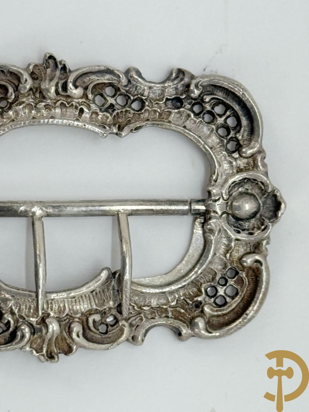 Lot massief zilver w.o. 2 geajoureerd riemboekels waarvan 1 met email bewerkt, geajoureerde centuurhouder met cupido