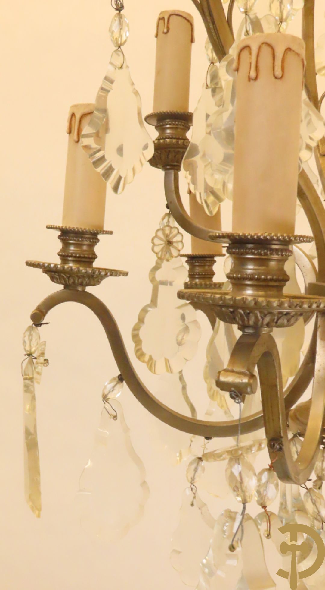 Franse chrome luchter met  9 lichtpunten bezet met tranenbellen en plakettes