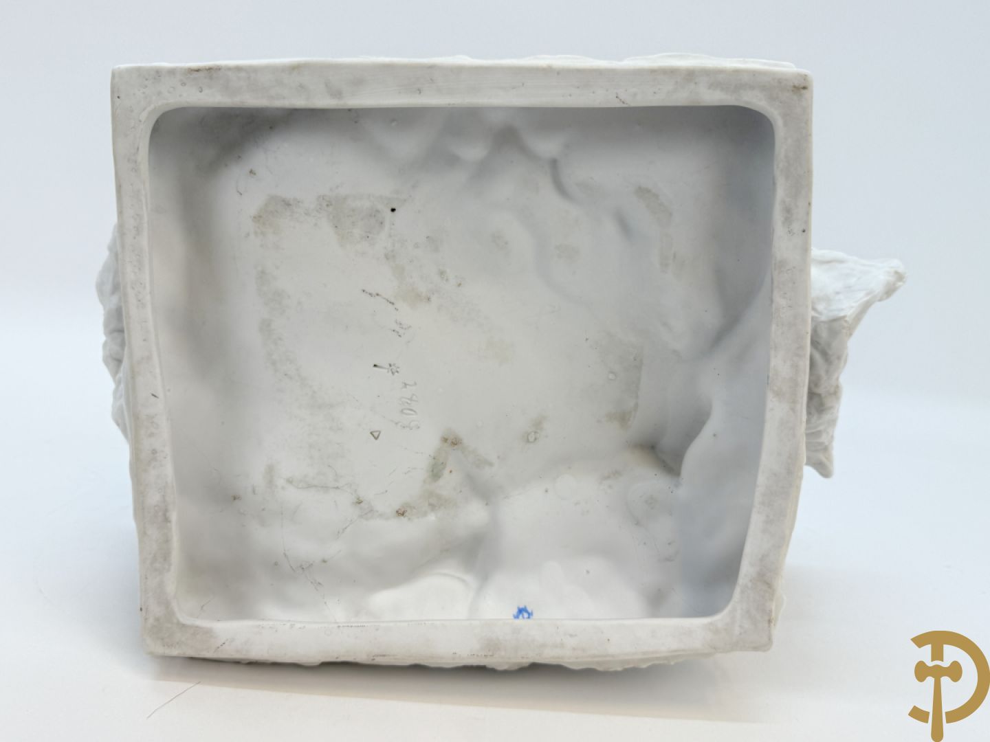 Ongetekend, witte biscuit van jongen en meisje bij boomstronk