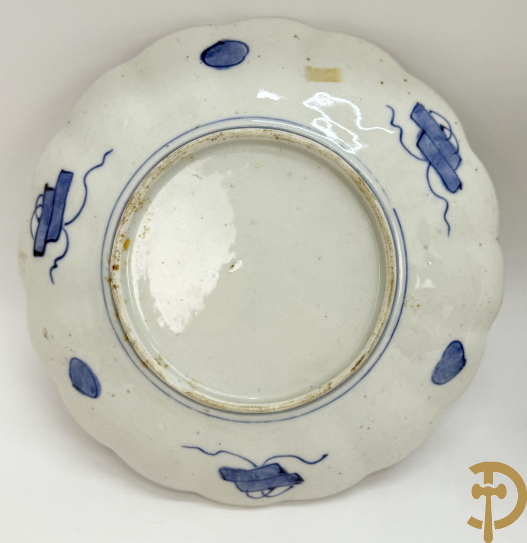 Japanse porseleinen Imari dekselvaas met bloemenmotief + klein flesvormig pique fleur vaasje + 2 Imari bordjes