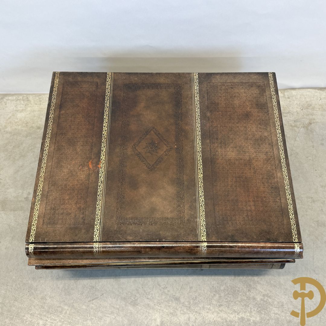 Salontafel met leder bekleed in de vorm van 3 op elkaar gestapelde boeken