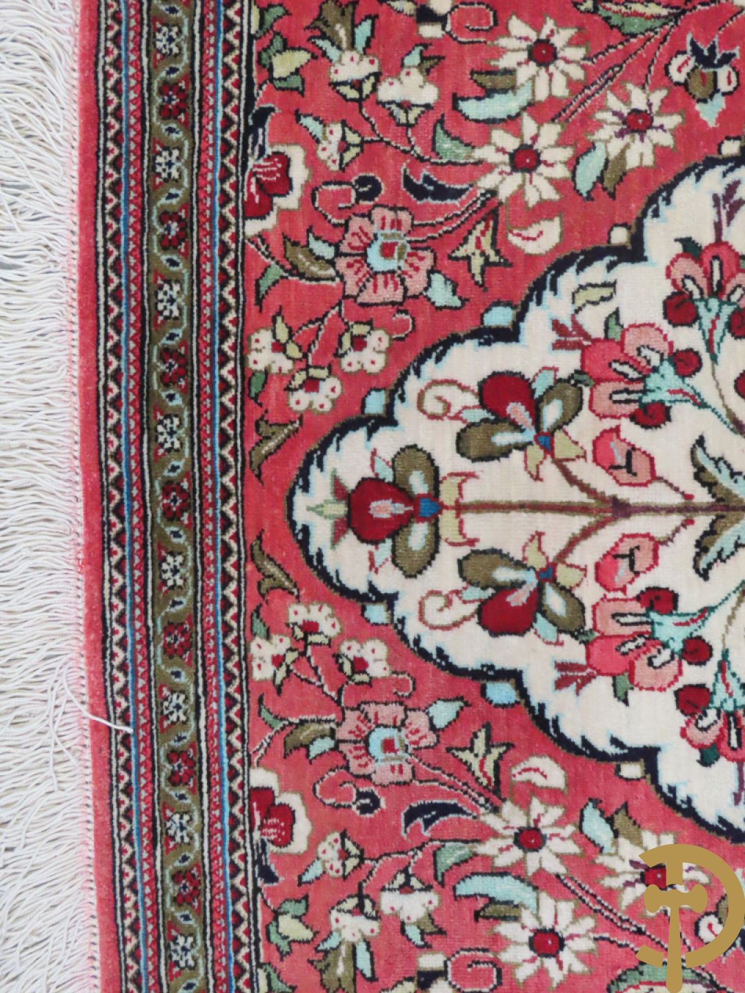 Oosters handgeknoopt tapijt zijde op katoen met bloemenpatronen, vogelmotieven en decor van amfoorvazen + Oosters handgeknoopt tapijt met decor van bloemen en amfoorvaas