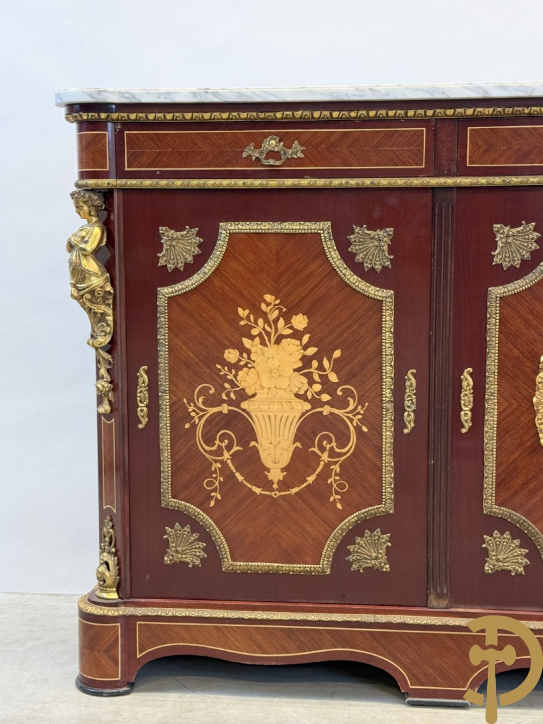 Notelaren vierdeursdressoir met 3 laden, gemarketteerde bloementaferelen en ovale bronzen plakkettes - zijdelings met damesfiguren - bovenaan met wit marmeren blad