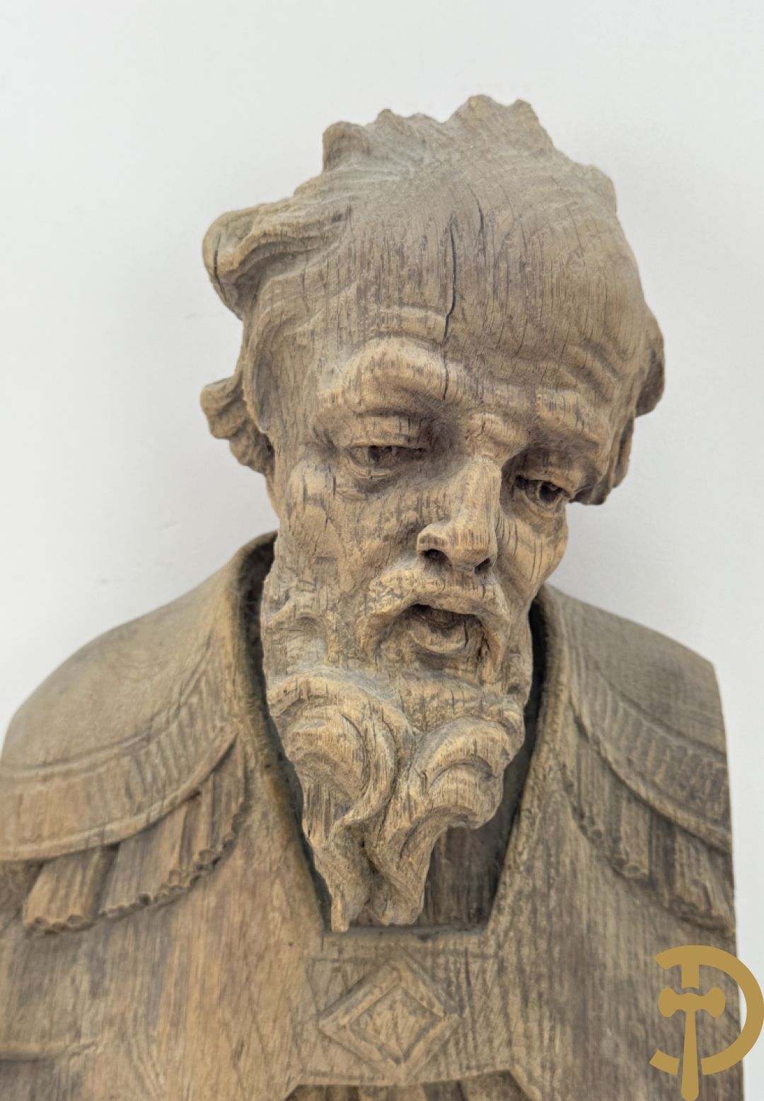 Houtgesculpteerd eiken basrelief karakterkop van man met baard + terra cotta karakterkop van man met baard, achteraan gemerkt Buster 