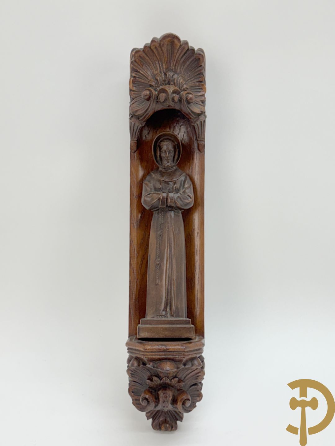 Houtsculptuur van Heilige Théresia Madonna + houtgesculpteerde pater in polyester nis