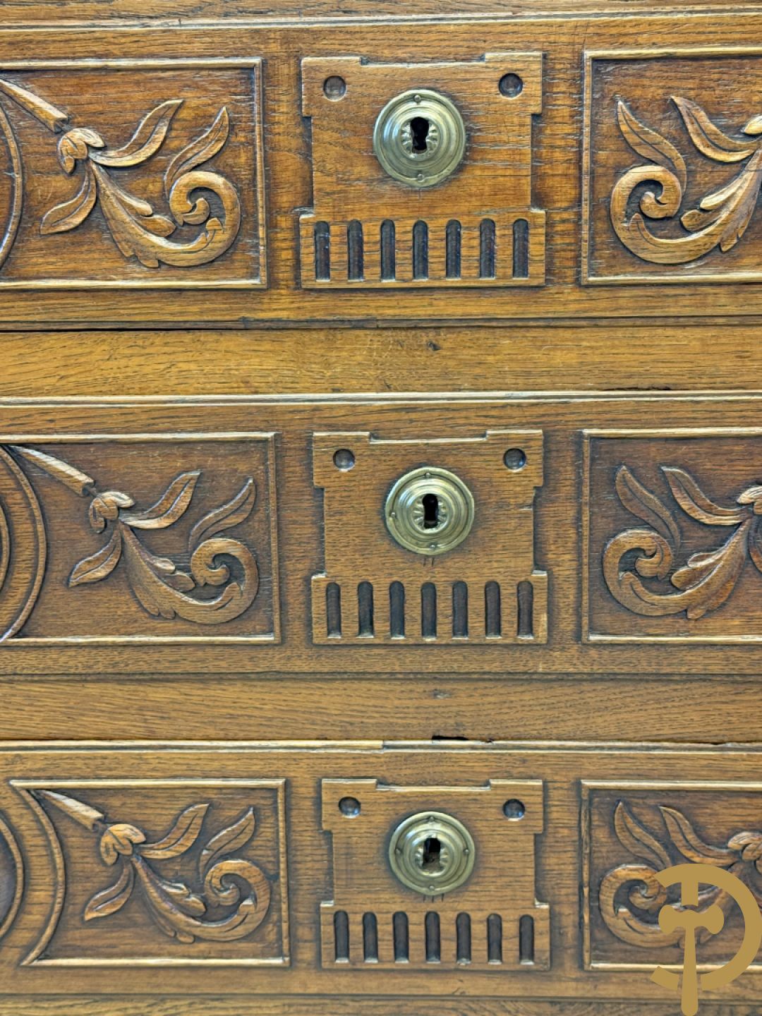 Massief eiken Louis XVI drieladencommode met gepanneleerde zijkanten en accanthusranken in de lades