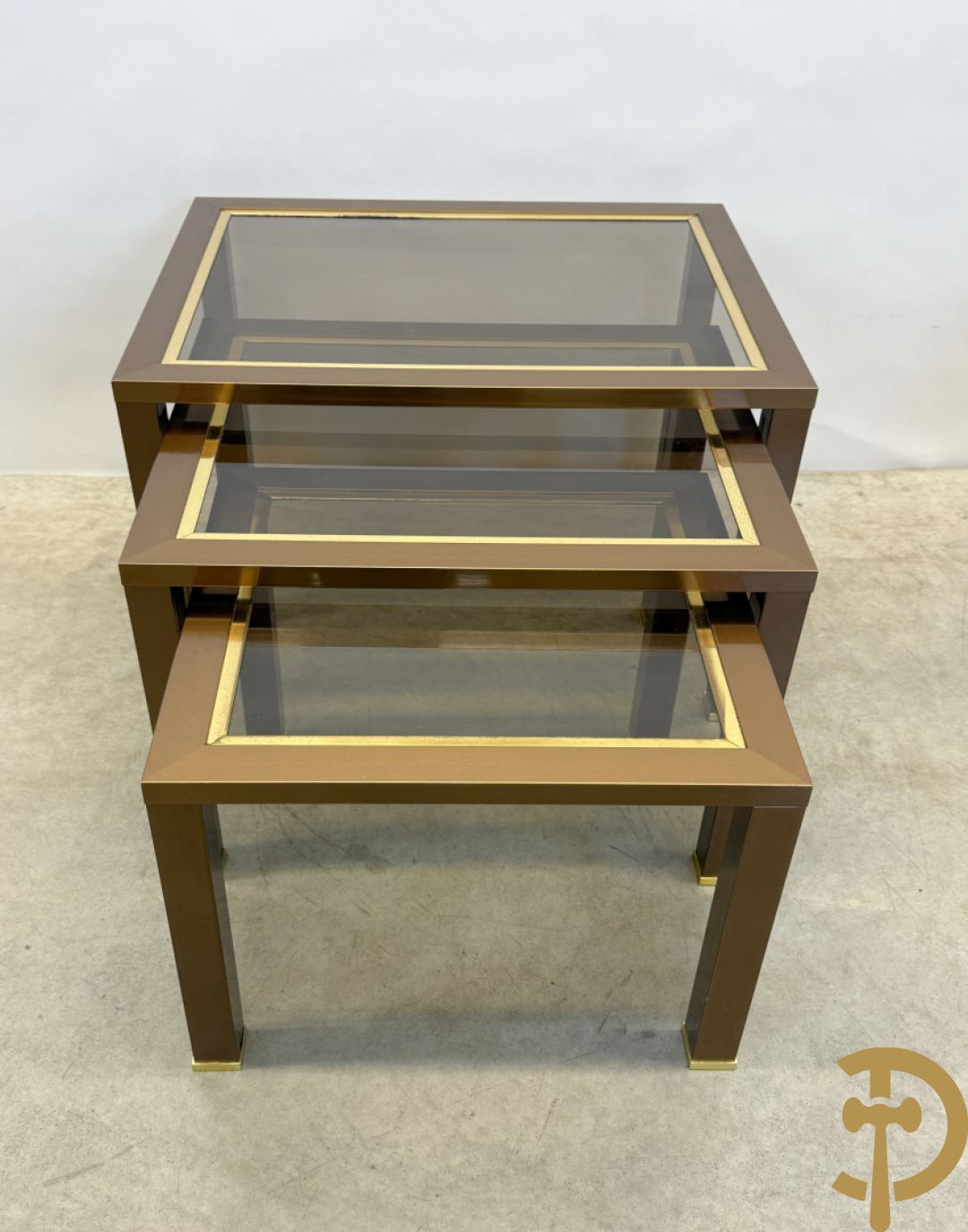 Wortelnotehouten sokkel, Mahay J.C. getekend + poef op koperen onderstel + 3 cigognetafels