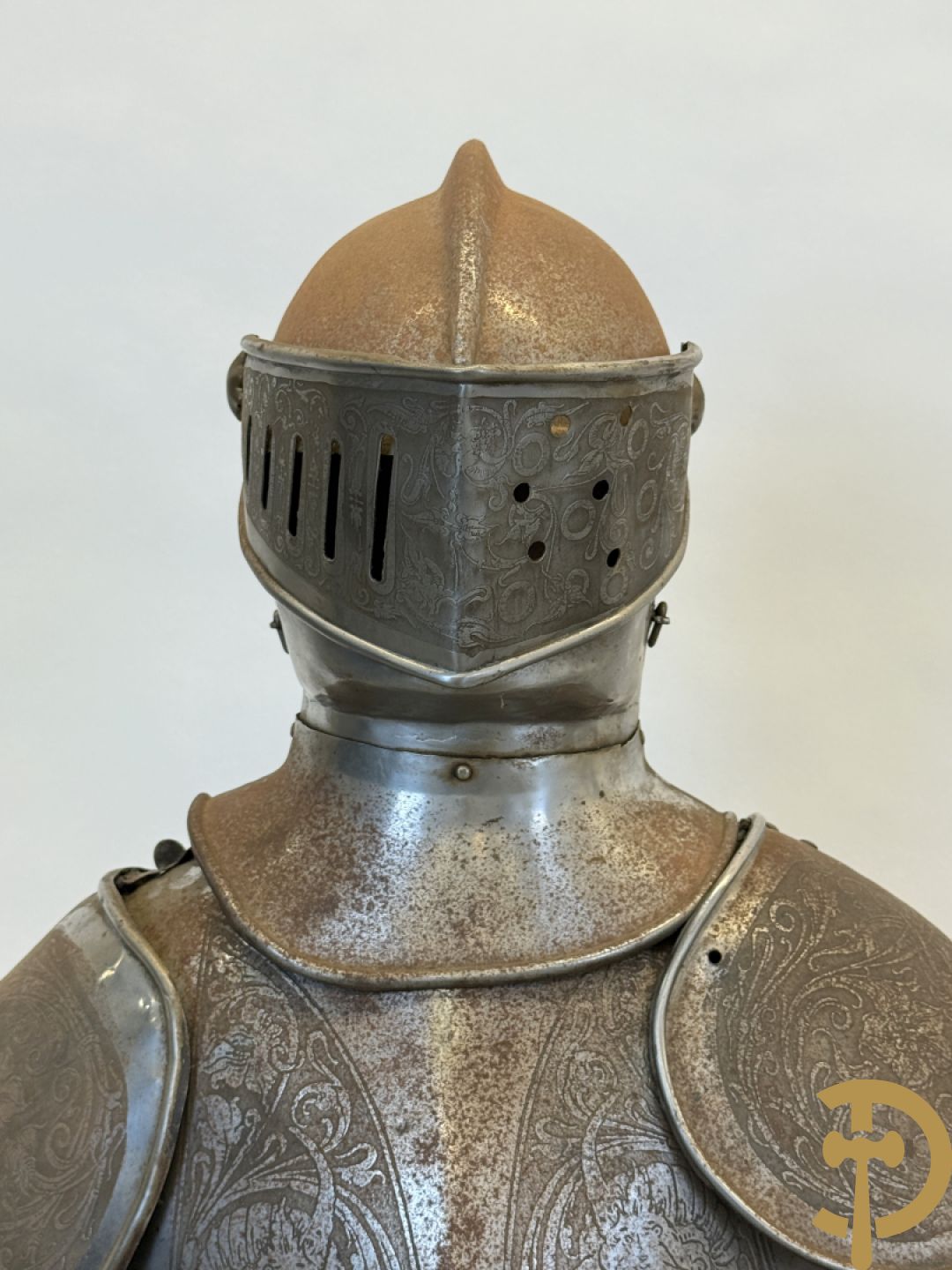 Paar ijzeren decoratieve harnassen ridderuitrusting met geciseleerde motieven op de elementen, met zwaard en ridderhelm - op statief - vermoedelijk Spaans 1930-1940