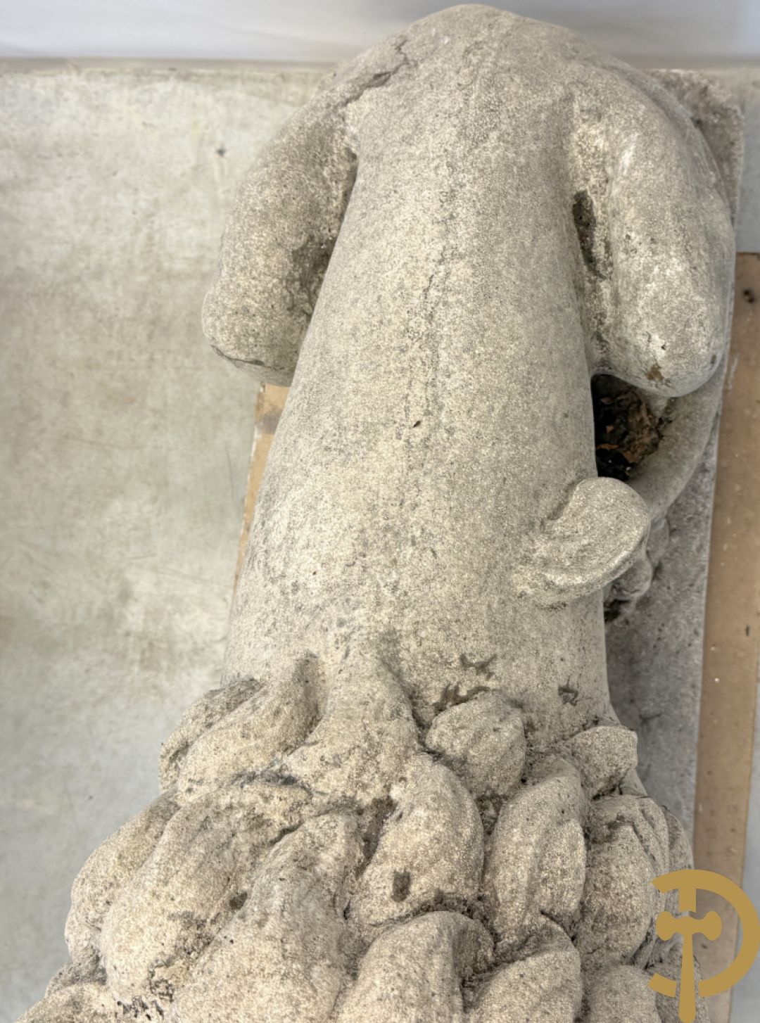 Paar betonnen tuinbeelden van leeuwen