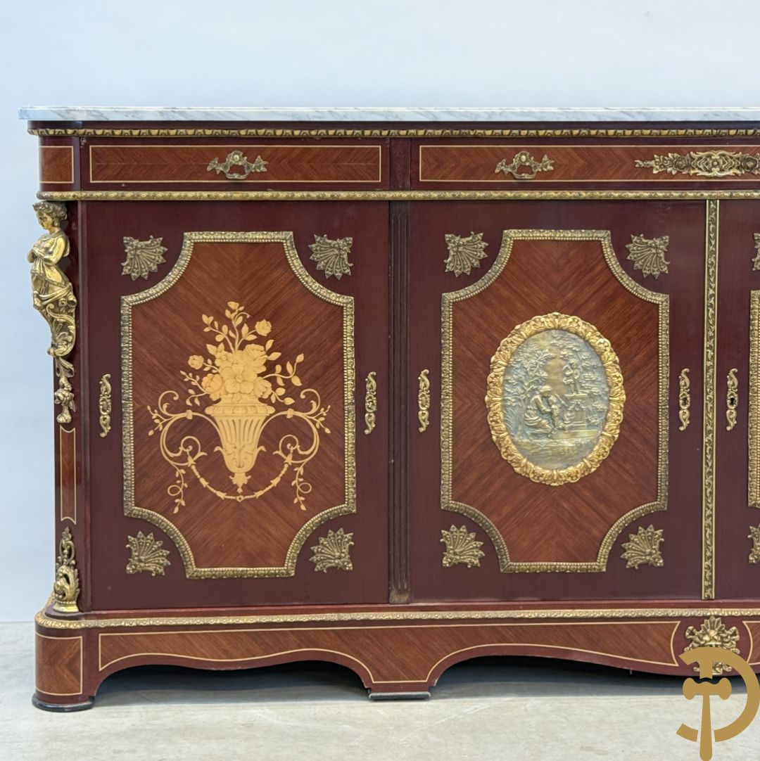 Notelaren vierdeursdressoir met 3 laden, gemarketteerde bloementaferelen en ovale bronzen plakkettes - zijdelings met damesfiguren - bovenaan met wit marmeren blad