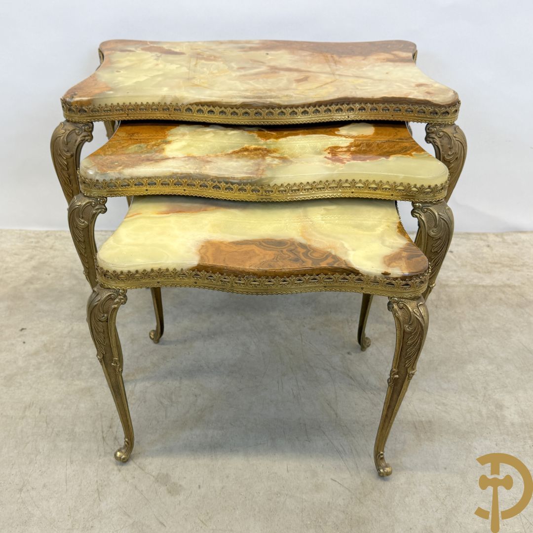 Drie cigognetafels met onix marmeren blad op koperen voluutvormige poten + 2 bijzettafeltjes op koperen voet