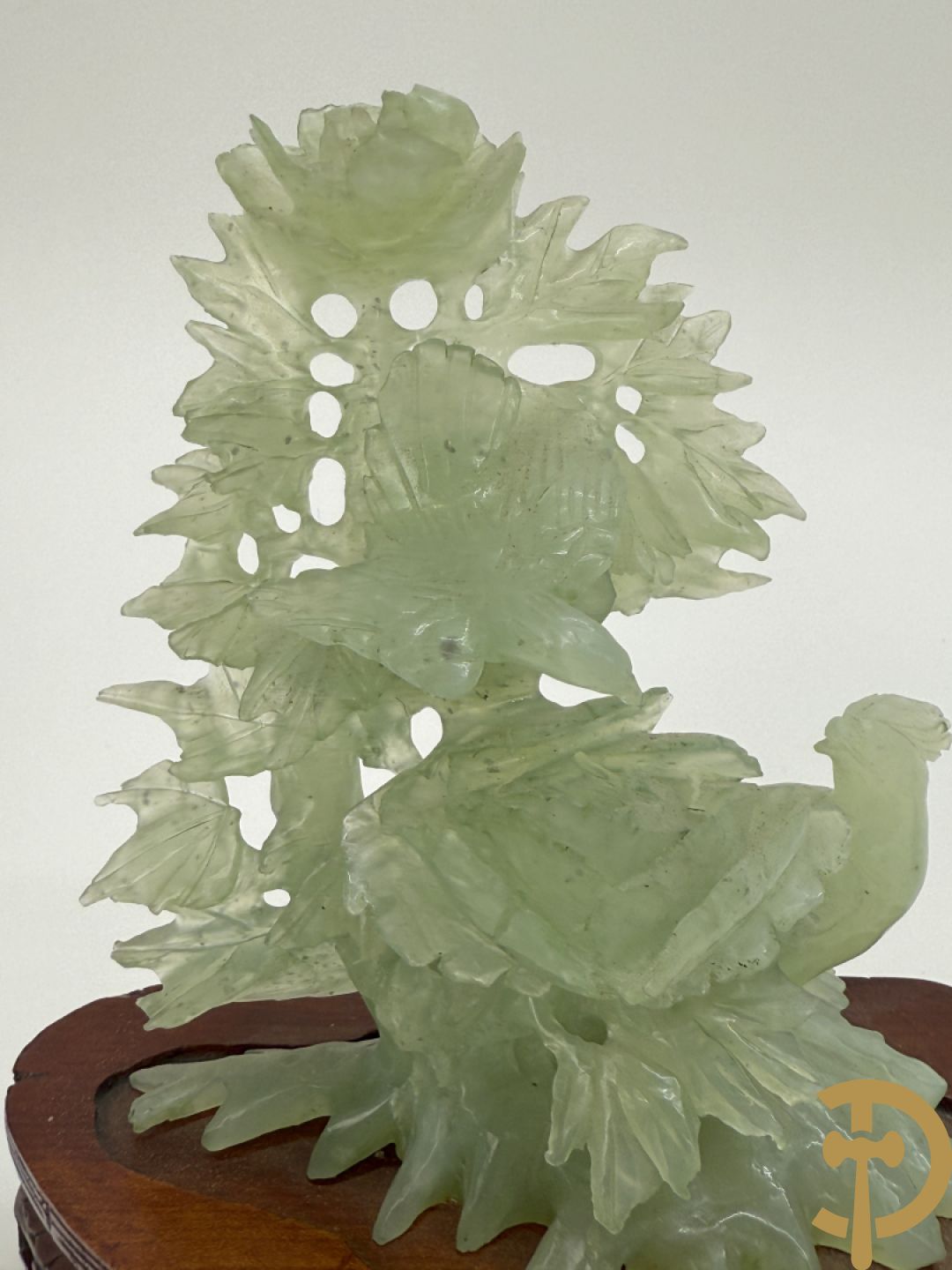 Drie jade sculpturen van vogels met bloemen op sokkel