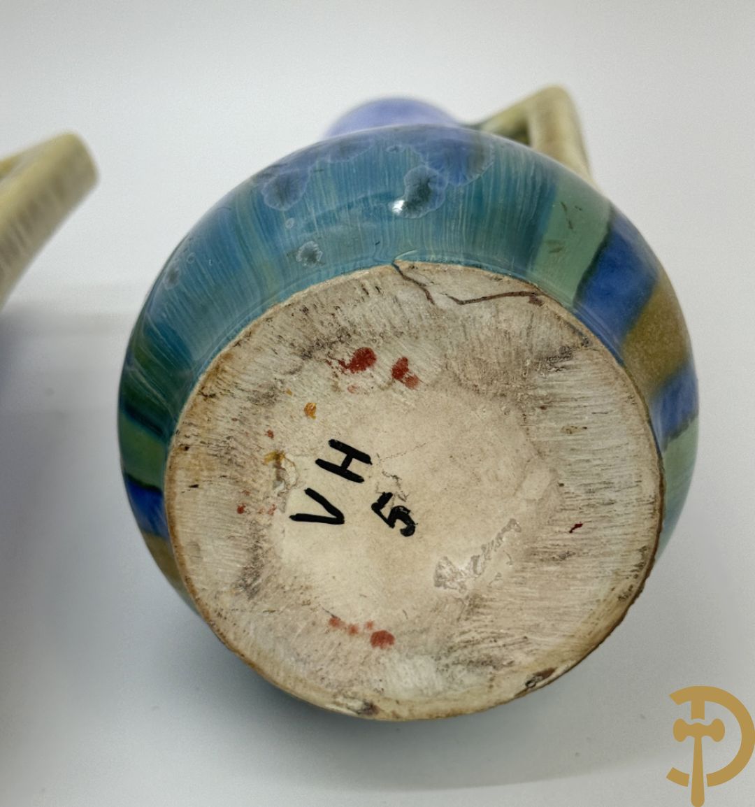Paar Art deco vazen in meerkleurige keramiek, Pierrefonds (Oise streek), onderaan getekend V H