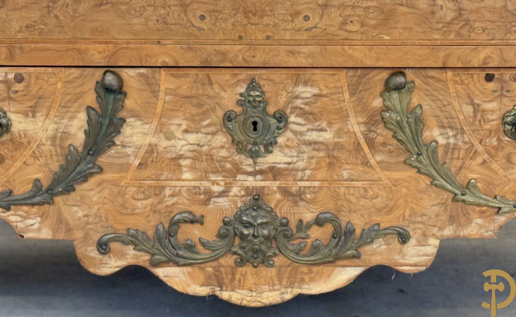 Wortelnotehouten drieladencommode met bronsbeslag van mazarinkoppen en accanthusranken, bovenaan met rood geaderd marmeren blad