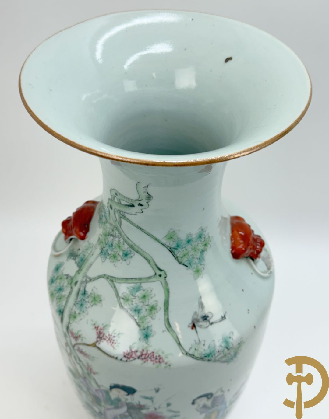 Chinese porseleinen vaas met decor van dames en hert in landschap