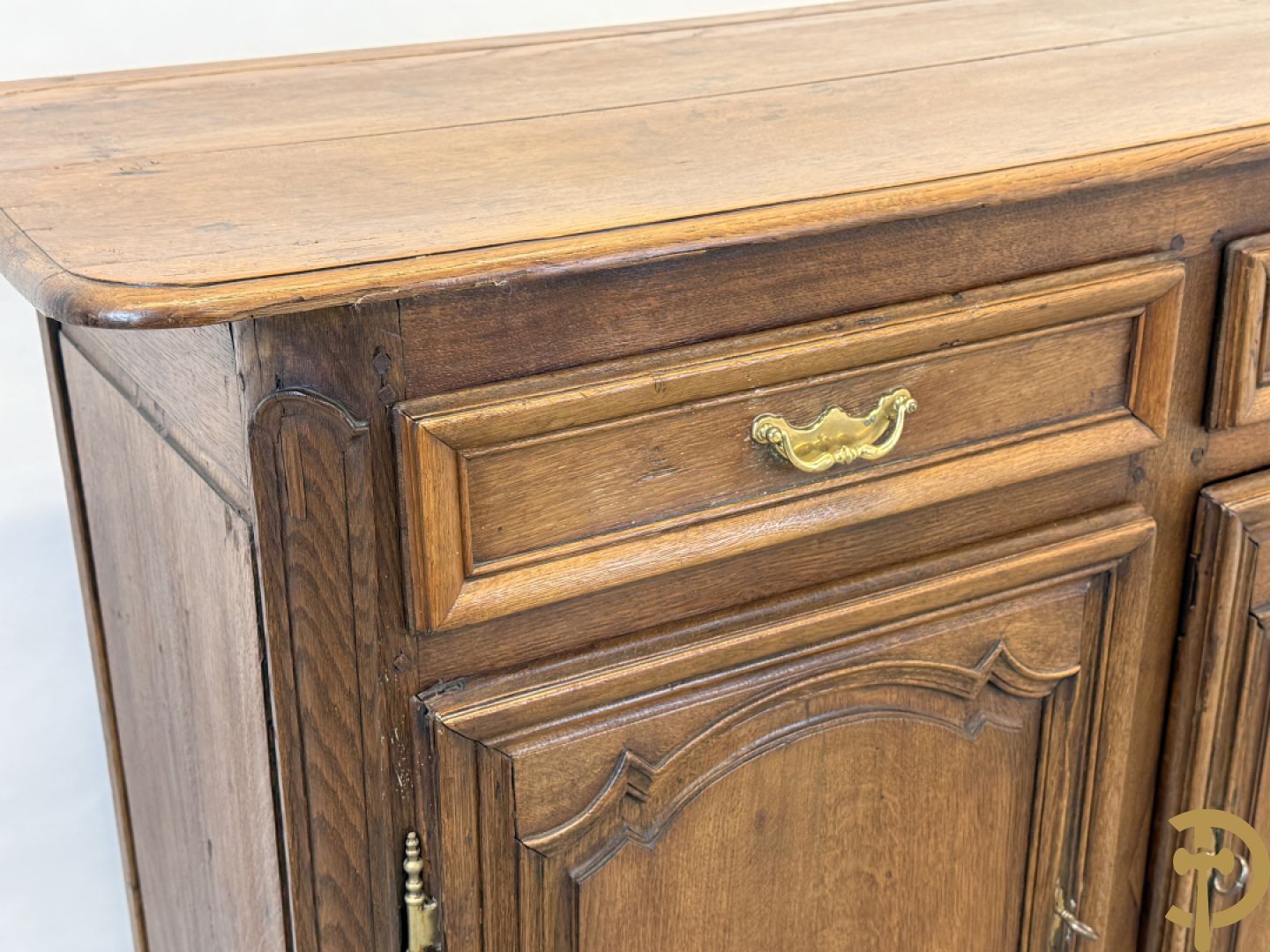 Massief eiken Vlaamse tweedeursdresse met 2 lades, afgestoken panelen en voluutvormige poten, 18e