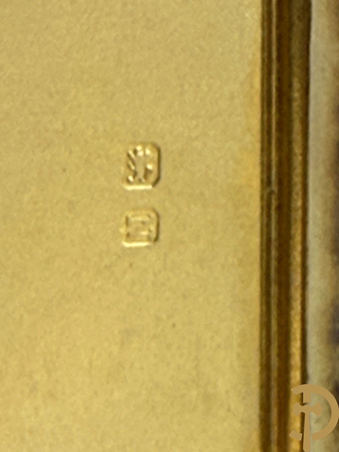 Massief zilveren sigarettenhouder bezet met email bovenaan, Engels gemerkt, in schrijn + massief zilveren poederdoos bezet met email in schrijn