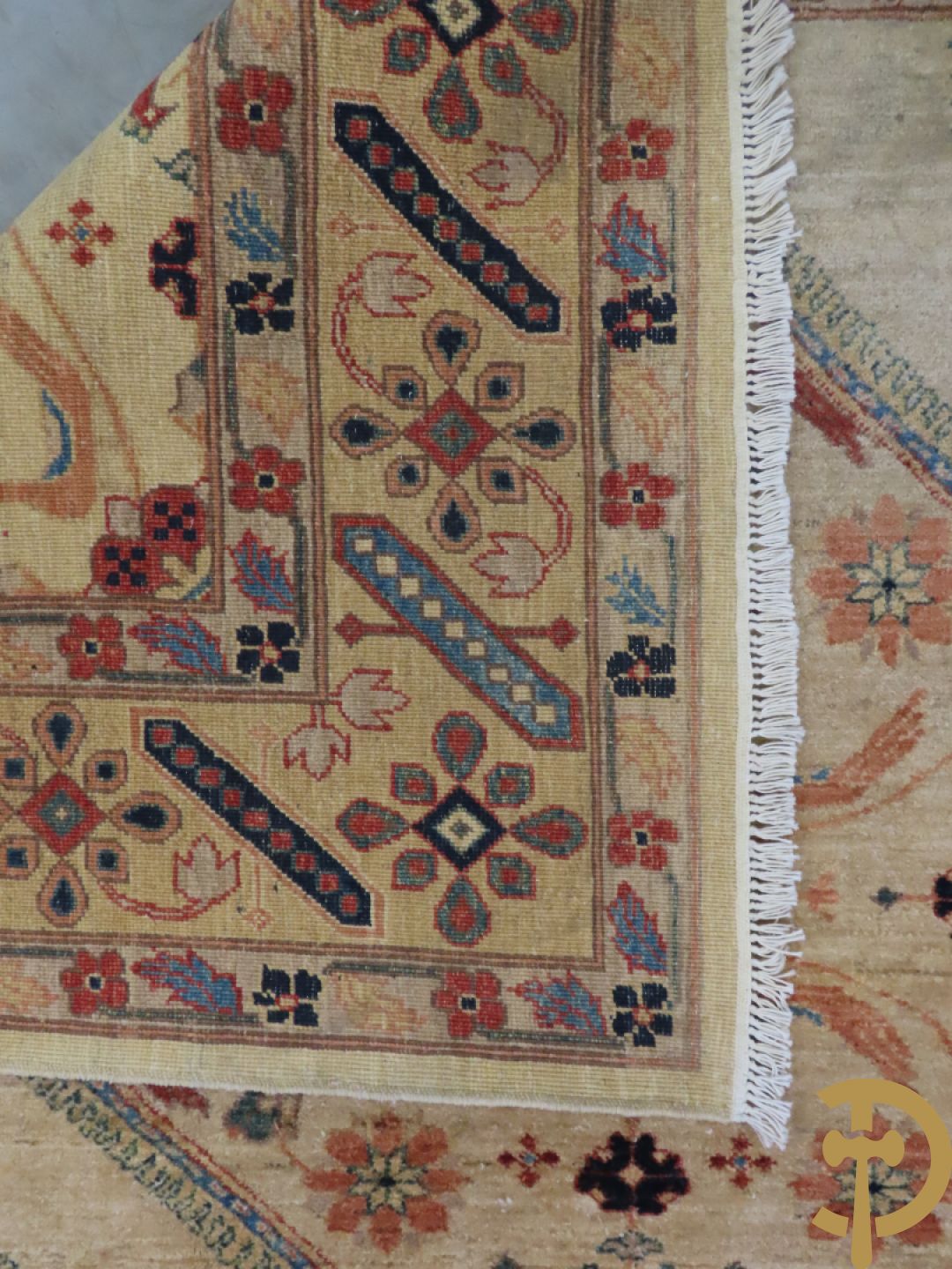 Oosters handgeknoopt tapijt met bloemen- en vogelmotieven op beige fond