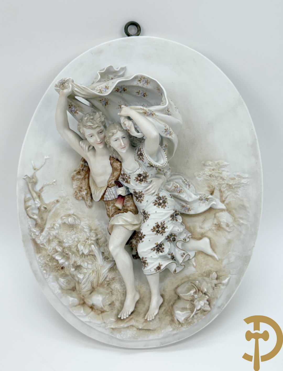 Paar ovale basreliefs met romantisch koppel en cupido in biscuit, achteraan onleesbaar gestempeld