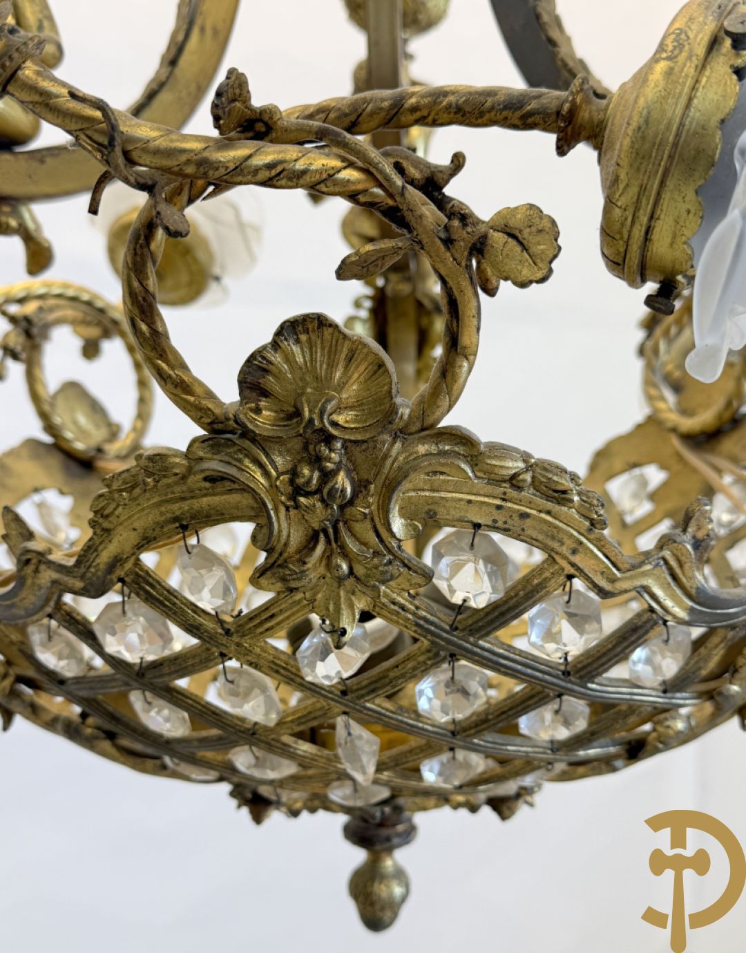 Bronzen Franse luchter met geajoureerde mand, bezet met medusakoppen en 3 cupido