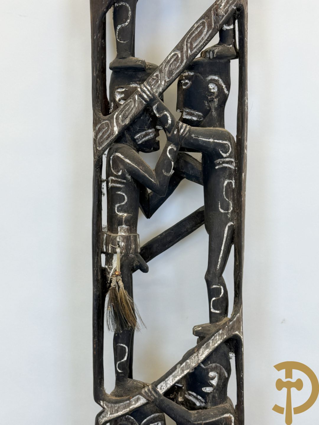 Nieuw Zeelandse totempaal met gesculpteerde houten figuren bewerkt met krijt