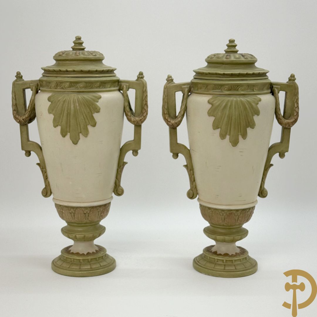 Paar Royal Dux dekselvazen, nummer 5447