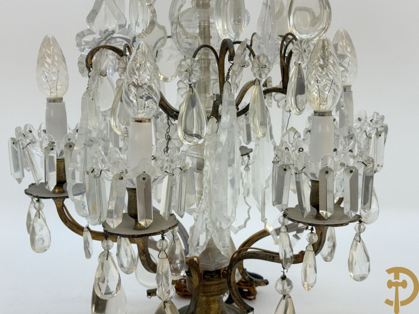 Kooperen girondole met 6 lichtpunten, bezet met kristallen bellen en bovenaan bekroond met pinakel