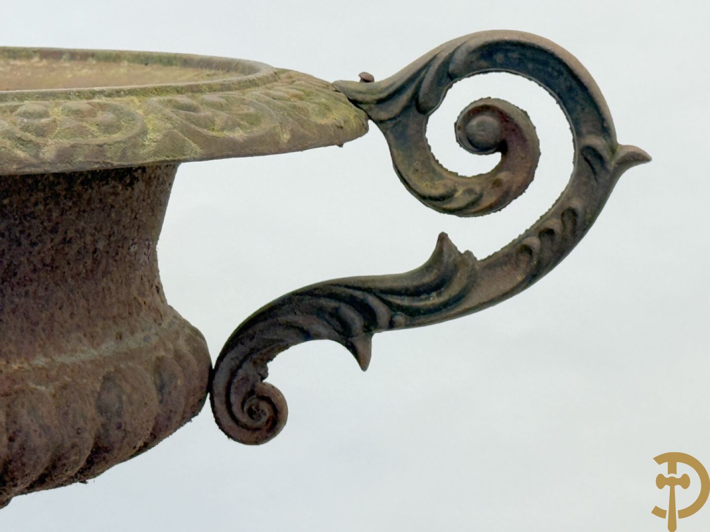 Kelkvormige amfoorvaas op gietijzeren sokkel