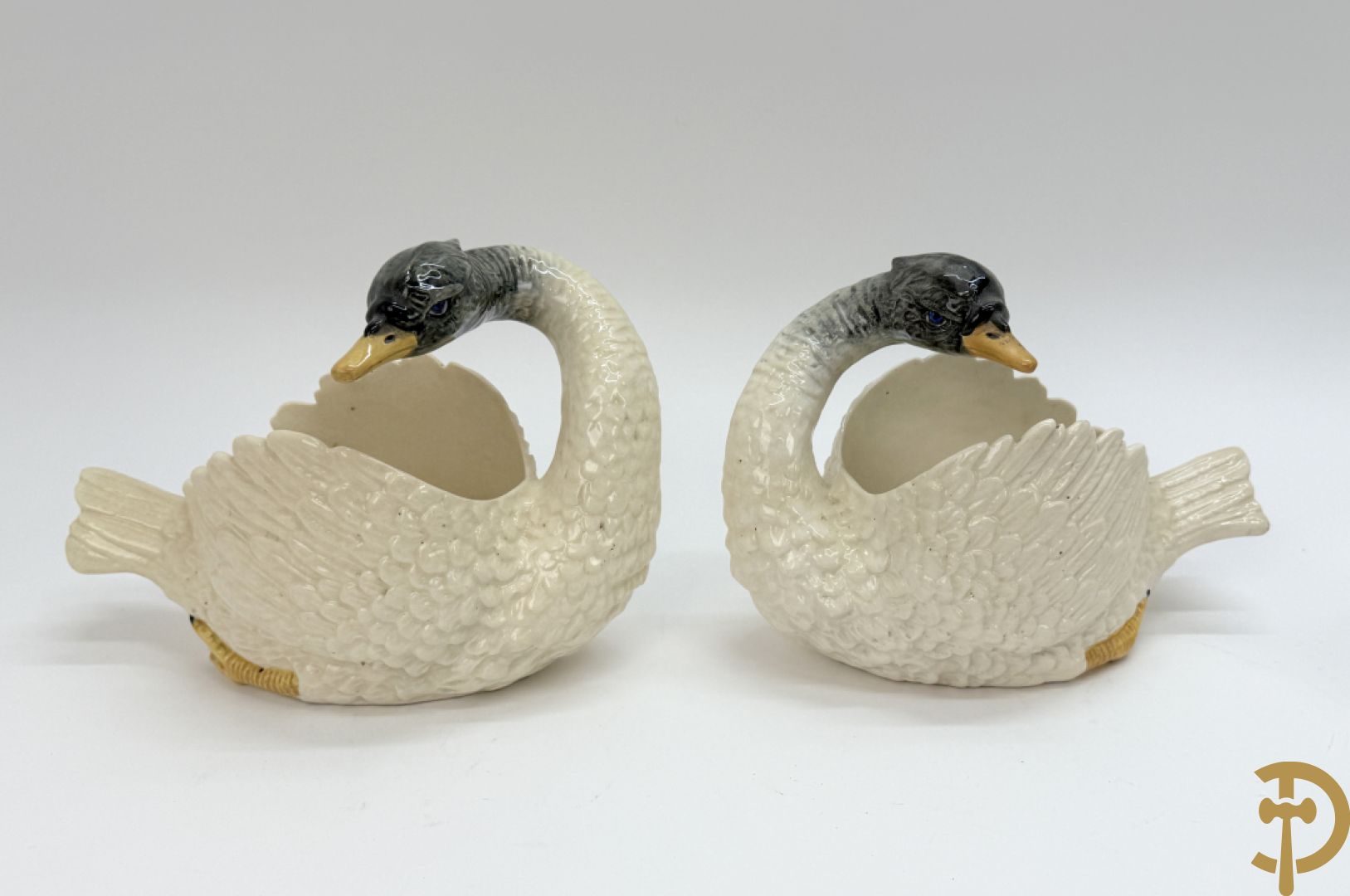 Varia porselein en keramiek : paar jardinières met zwanen, apothekerspot, 2 schenkkannen Franklin Mint en vaas Hutschenreuter