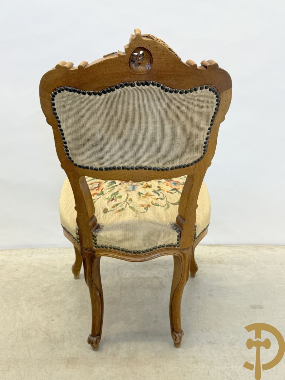 Paar armzetels bezet met petit points + 2 bijhorende stoelen