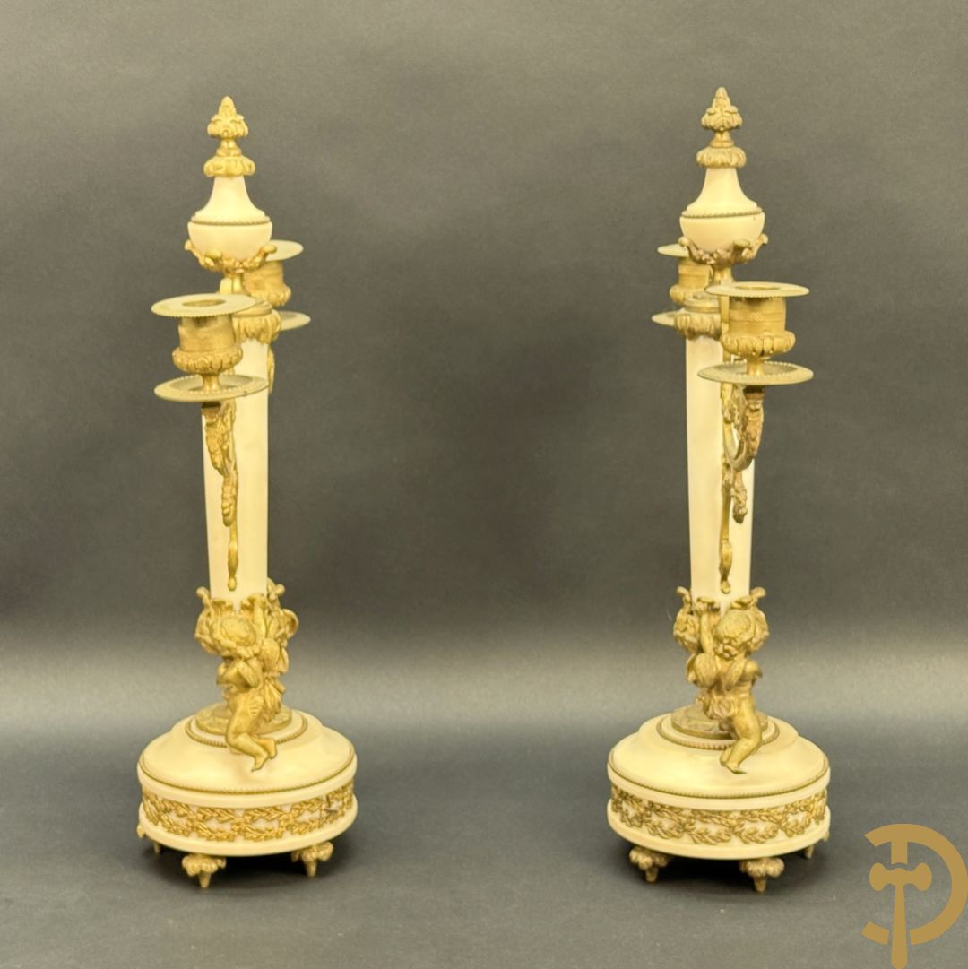 Paar marmeren kandelaars met bronzen cupido