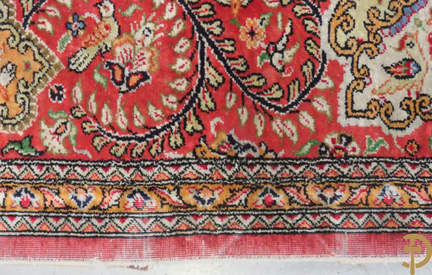 Oosters handgeknoopt tapijt zijde op katoen met bloemenpatronen, vogelmotieven en decor van amfoorvazen + Oosters handgeknoopt tapijt met decor van bloemen en amfoorvaas