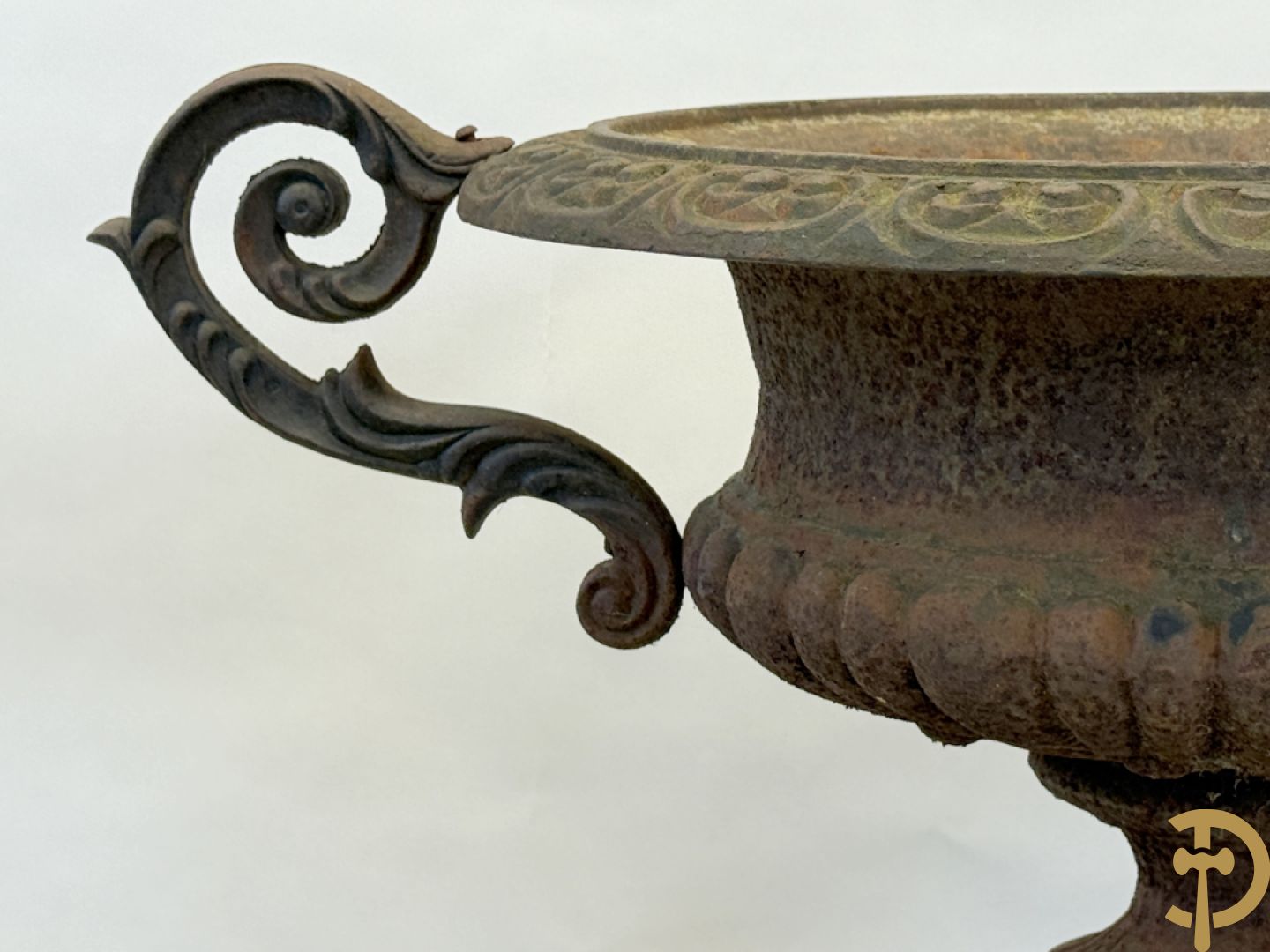 Kelkvormige amfoorvaas op gietijzeren sokkel