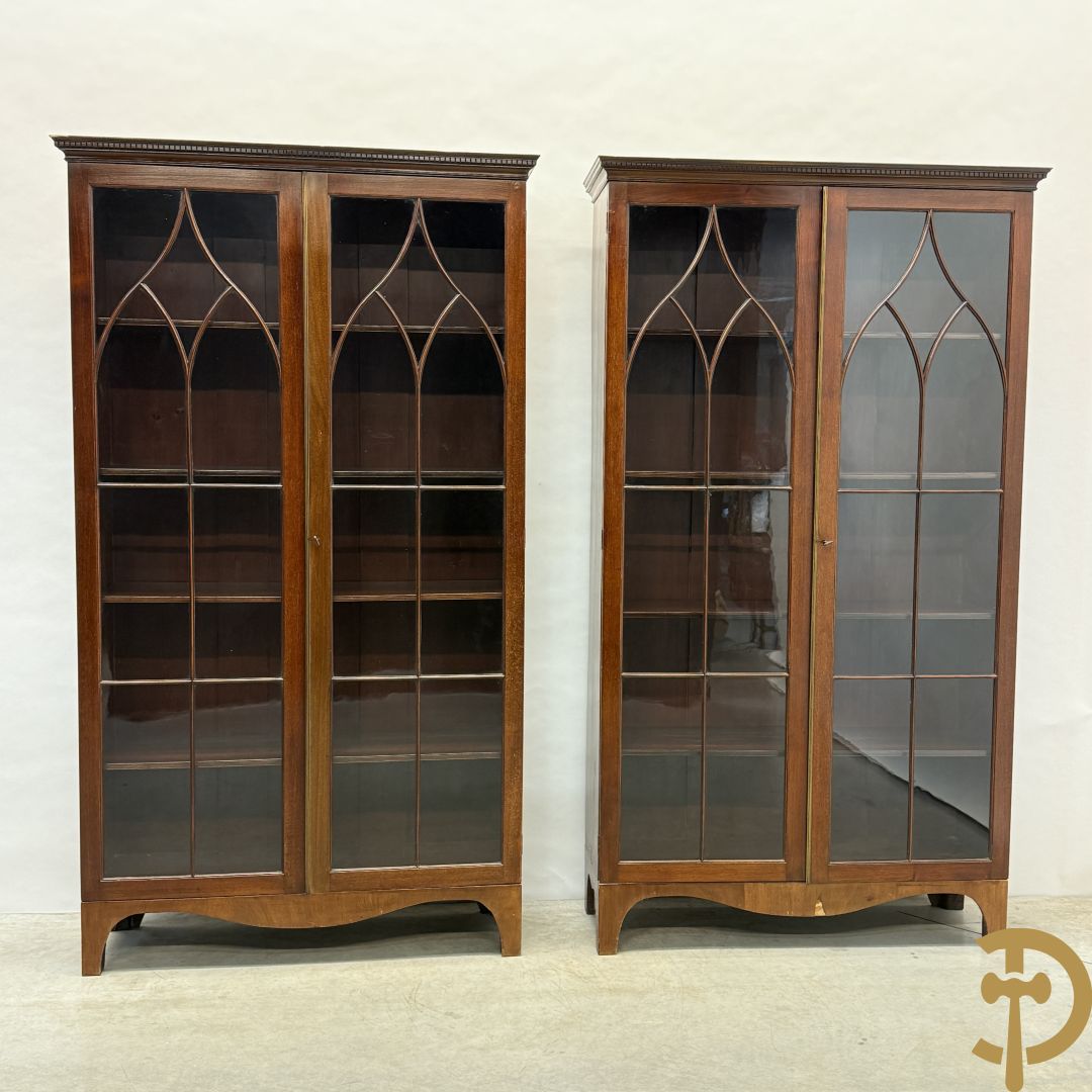 Paar Engelse mahoniehouten vitrines met legbanken