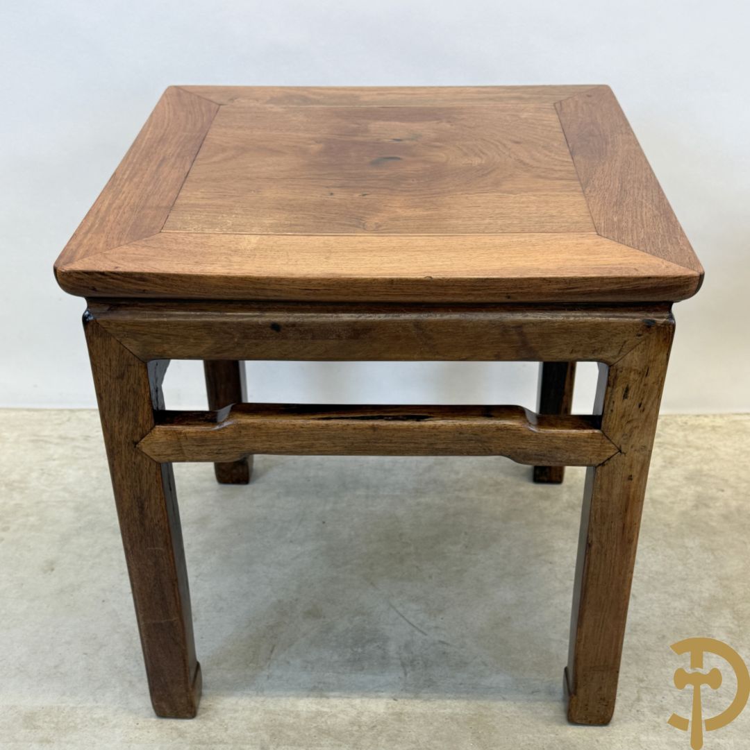 Twee hardhouten Chinese bijzettafels + salontafel