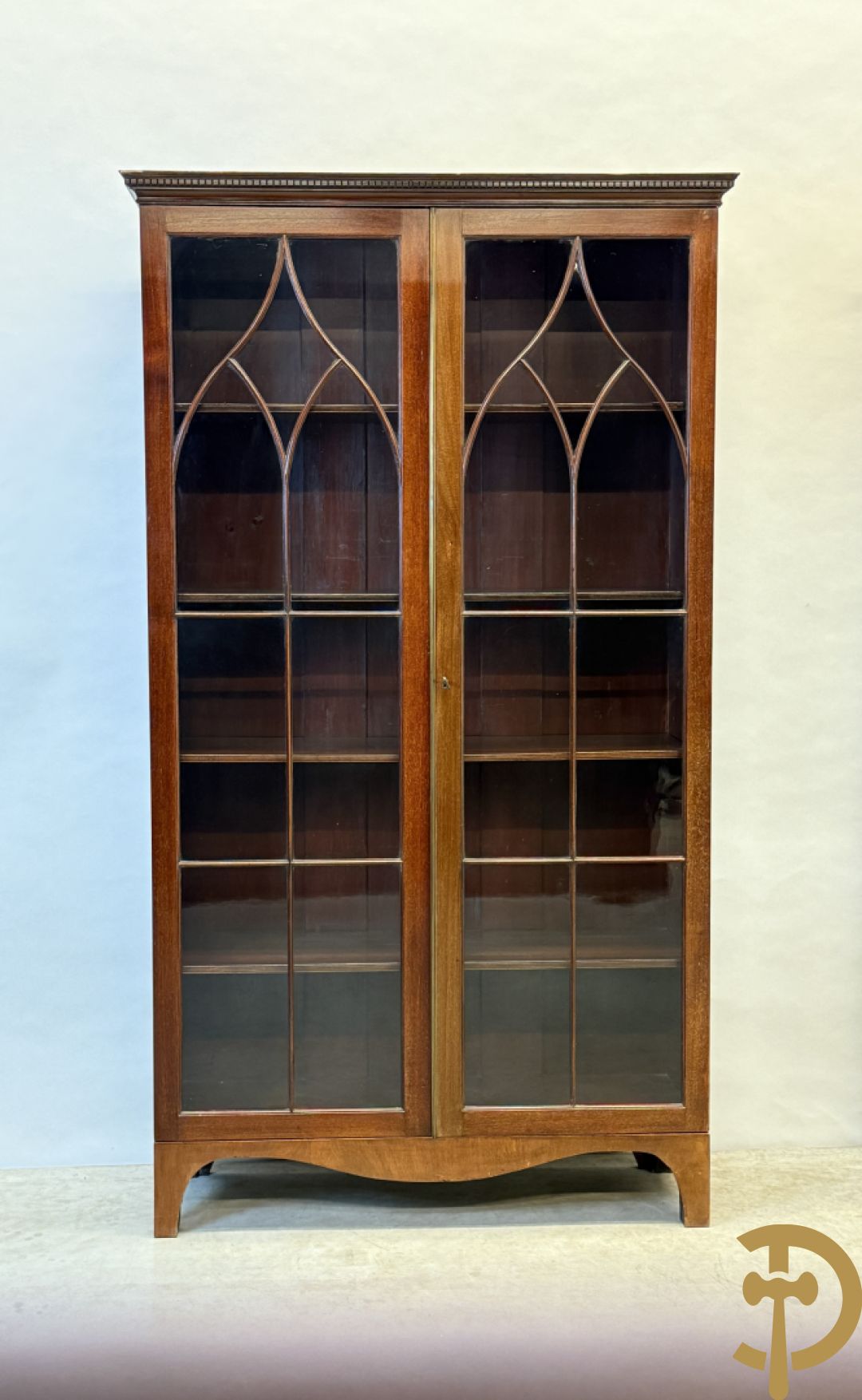 Paar Engelse mahoniehouten vitrines met legbanken