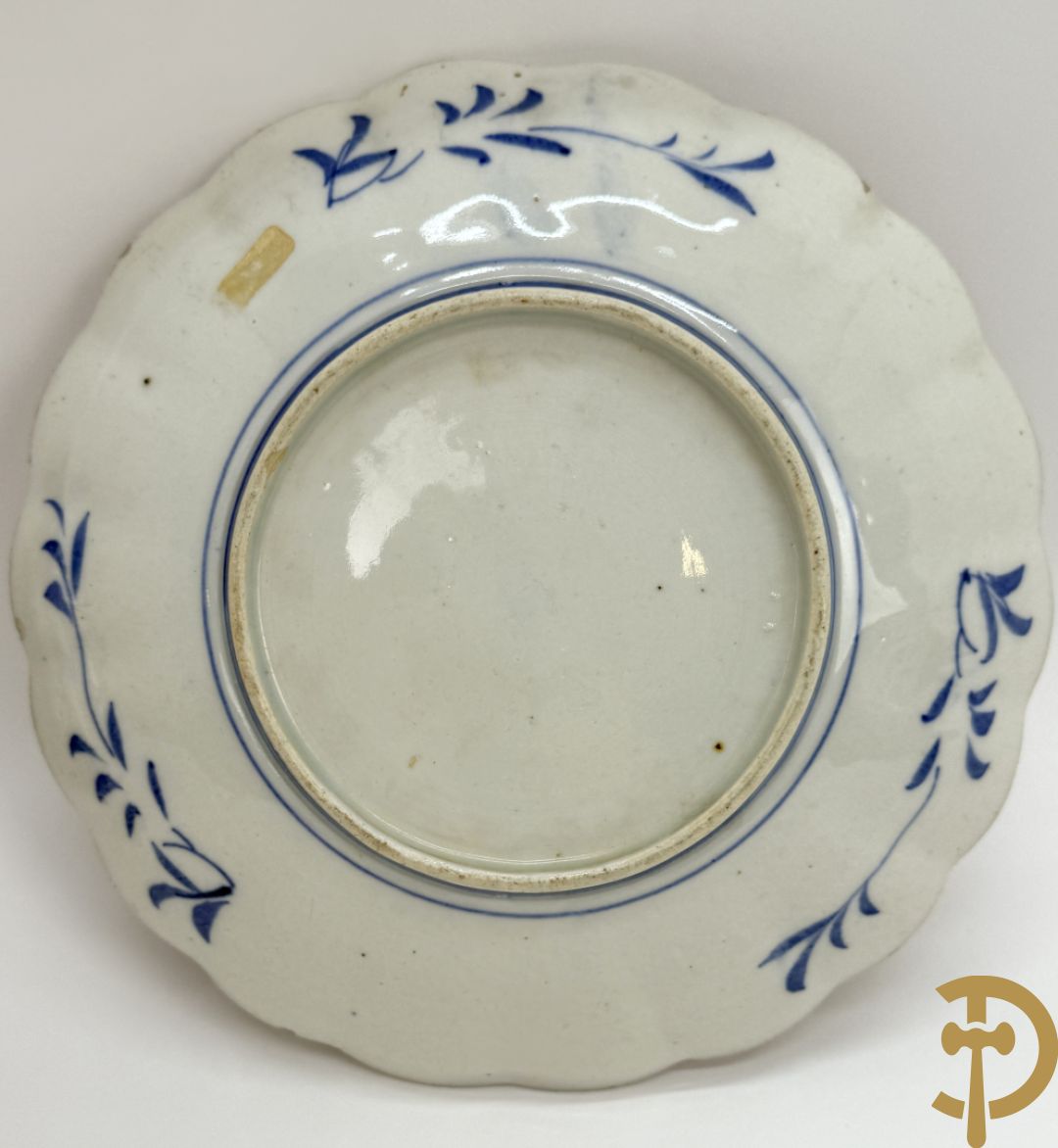 Japanse porseleinen Imari dekselvaas met bloemenmotief + klein flesvormig pique fleur vaasje + 2 Imari bordjes