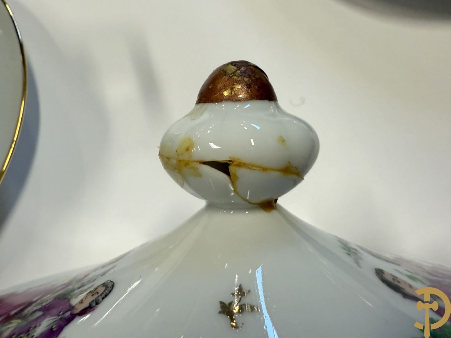 Porseleinen eet- en koffieservies met decor van elegant koppel, Limoges gemerkt