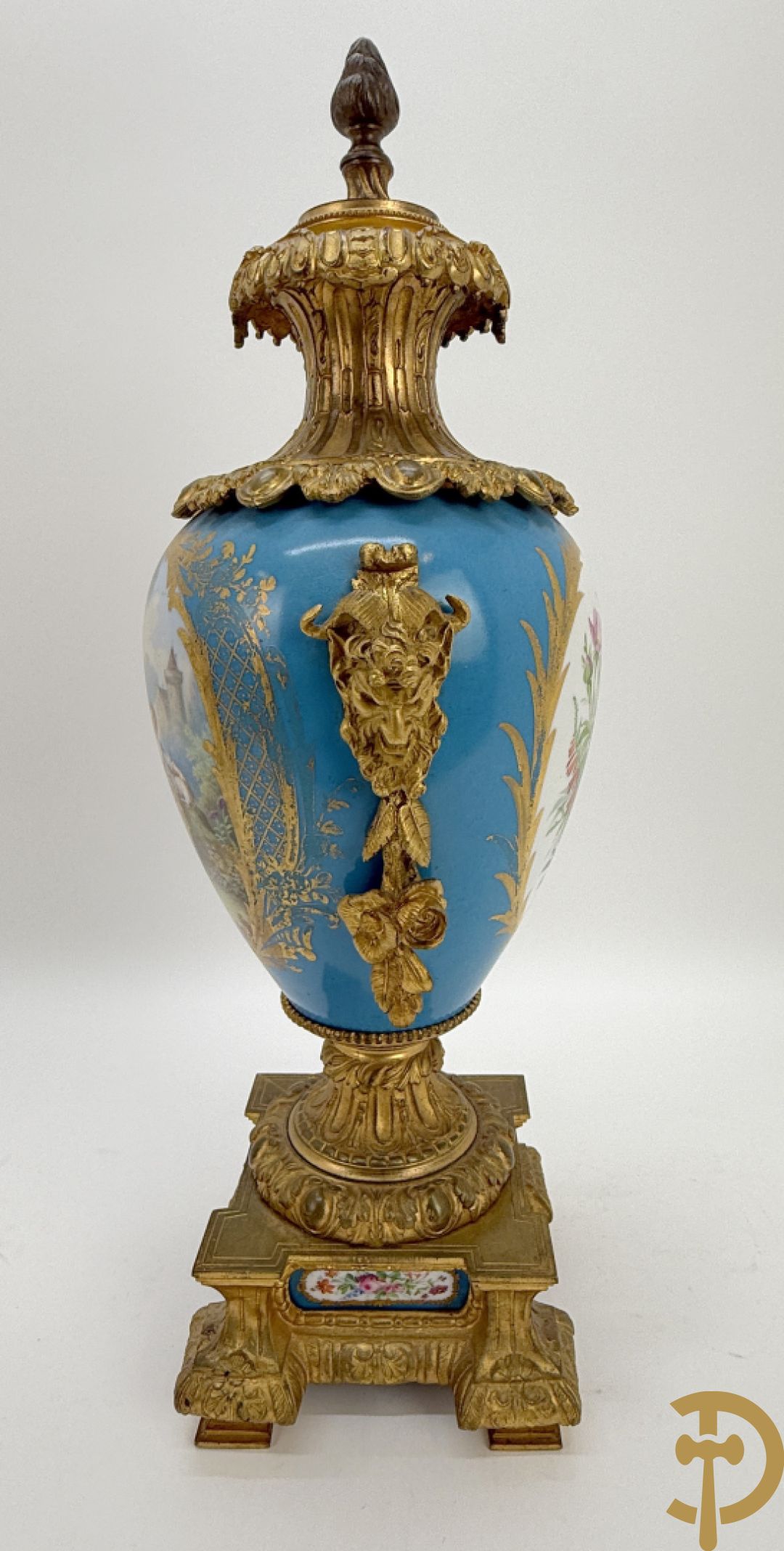 Driedelige bronzen Franse garnituur bezet met cupido